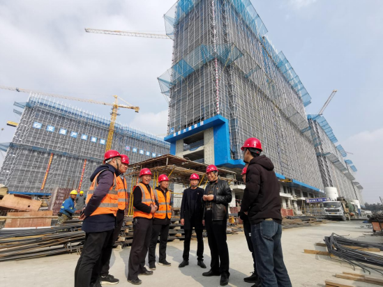 讲台搭在工地  理论送到一线 市彩乐园(中国)集团72#D安置房项目“姚名嘴”送来“精神粮”